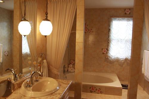 Un baño de A Stunning Chalet Style Home