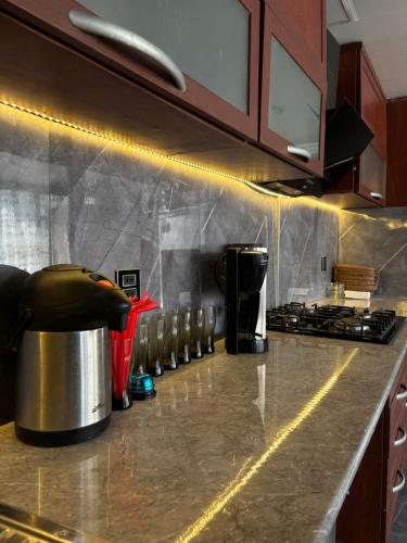 una cocina con encimera con una olla. en Second House, en Sheki
