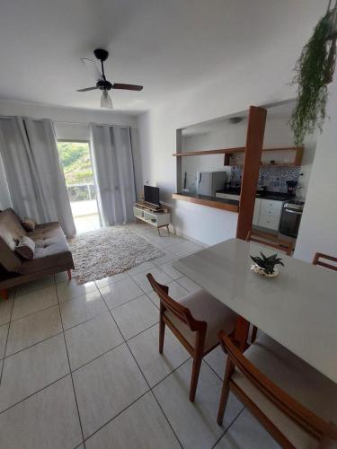 a living room with a table and a couch at Ap sossegado na Praia do Canto in Vitória