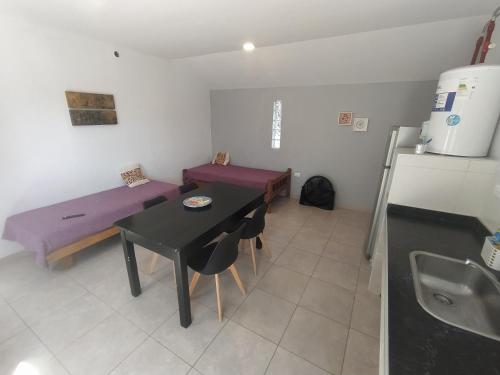 a small kitchen with a table and a dining room at Alma de diamante in Cacheuta