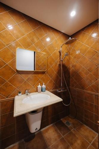 a bathroom with a sink and a mirror at Rik Homestay in Hanoi