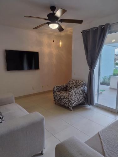 ein Wohnzimmer mit Sofa und Deckenventilator in der Unterkunft Hermosa Villa con recamara en PB in Acapulco