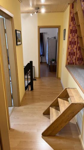 a hallway of a room with a wooden floor at Entspannen zwischen Nord- und Ostsee in Tellingstedt