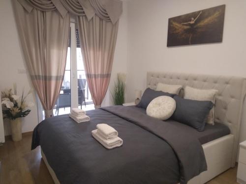 Postel nebo postele na pokoji v ubytování Emanuilo Apartman