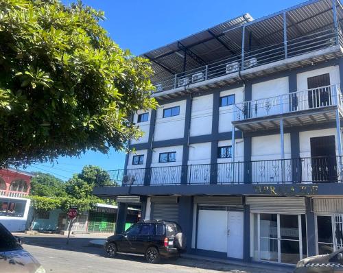 un coche aparcado delante de un edificio en Hotel Terraza Zoe, en Managua