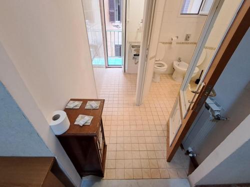 Un baño con inodoro, lavabo y escalera. en NAHID ACCOMMODATION, en Roma