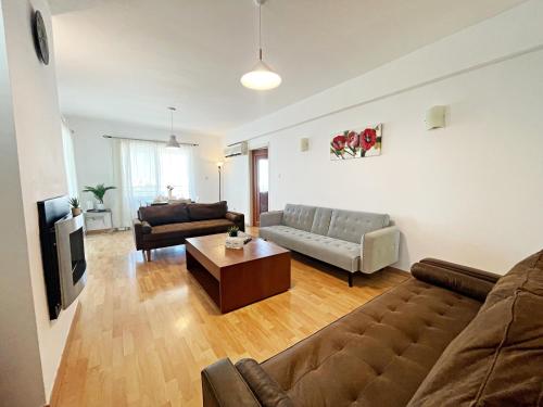 Posezení v ubytování Rooftop Penthouse with Private Jacuzzi and Panoramic Terrace in Center of Larnaca