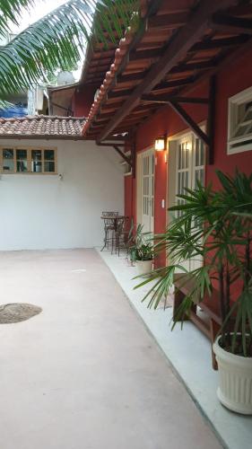 a courtyard of a house with a patio at Pitanga Ilha Grande in Abraão