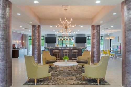 a lobby with a table and chairs and a kitchen at Best Western Plus Ruston Hotel in Ruston