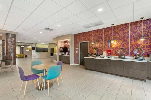 a lobby with a table and chairs in a building at Best Western Plus Ruston Hotel in Ruston