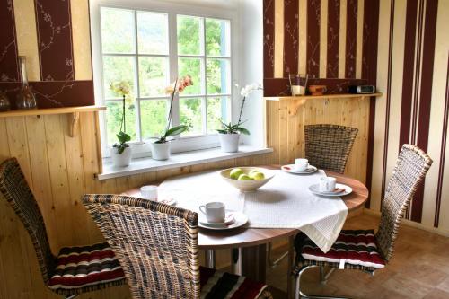 een eetkamer met een tafel en stoelen en een raam bij Ferienwohnung Hoff in Göllingen