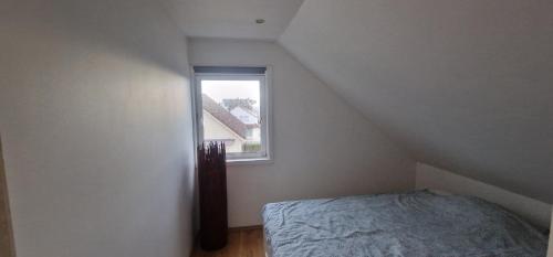 una camera da letto con un letto e una finestra di Leilighet med fantastisk utsikt a Stavanger
