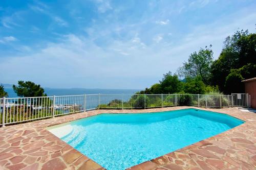 une piscine avec vue sur l'océan dans l'établissement Magnifiques appartements vue mer panoramique, à Théoule-sur-Mer