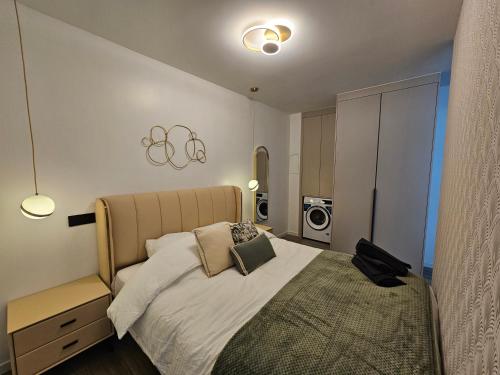 une chambre avec un grand lit avec deux oreillers dans l'établissement apt cosy proche arena bercy, à Paris
