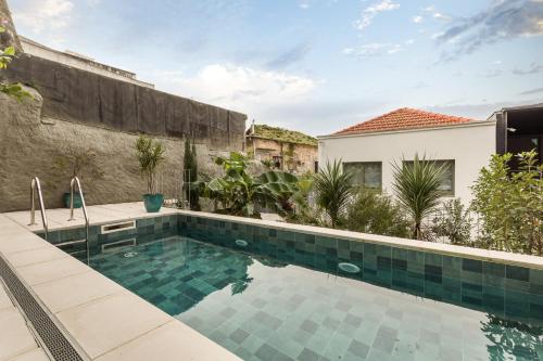 una piscina nel cortile di una casa di Douro's Bridge View - Swimming pool a Vila Nova de Gaia