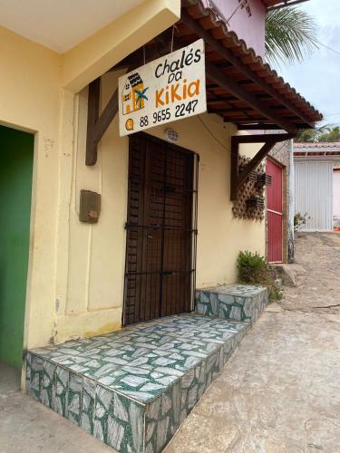 a sign on the side of a building at Chalé da Kikia in Icapuí