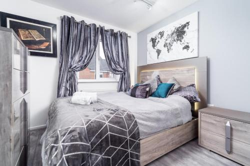 a bedroom with a bed and a window at Middle Meadow 2 bedroom Modern Apartment Sleeps 3 Contractors Families in Tipton