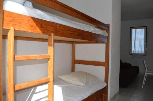 quelques lits superposés dans une chambre dans l'établissement SP280-124 Appt Studio Cabine 4 couchages SAINT PIERRE LA MER, à Saint Pierre La Mer