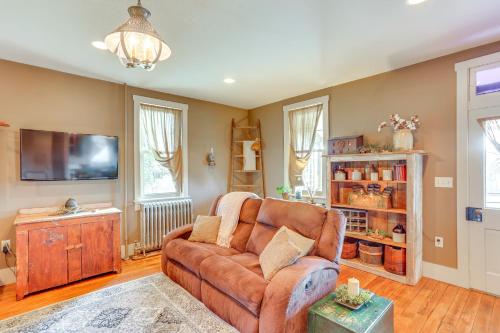 3 Mi to Dtwn Charming Farmhouse in Mount Joy!にあるテレビまたはエンターテインメントセンター