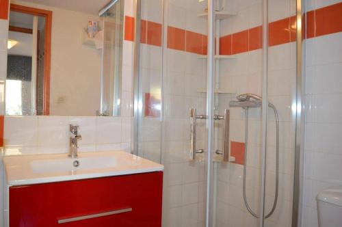 une salle de bain avec un lavabo et une douche dans l'établissement NP020-042 Maison 3 pièces Mezzanine 2 chambres, Narbonne Plage, à Narbonne-Plage