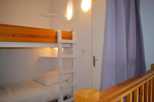 Cette chambre dispose de lits superposés et d'une échelle. dans l'établissement NP020-042 Maison 3 pièces Mezzanine 2 chambres, Narbonne Plage, à Narbonne-Plage