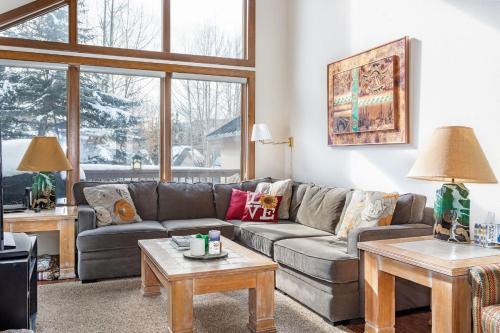 un salon avec un canapé et une table dans l'établissement Wood Burning Fireplace, Walking Distance to Vail Bike Path, Affordable Rates, à Vail