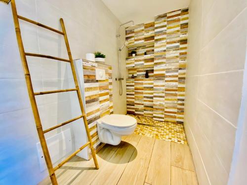 Koupelna v ubytování Sun7 Appart T1, avec piscine partagée, vue panoramique sur la nature