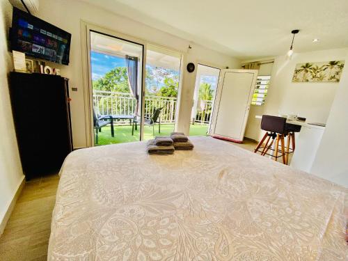 Postel nebo postele na pokoji v ubytování Sun7 Appart T1, avec piscine partagée, vue panoramique sur la nature