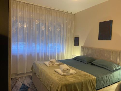 เตียงในห้องที่ Loft Apartment