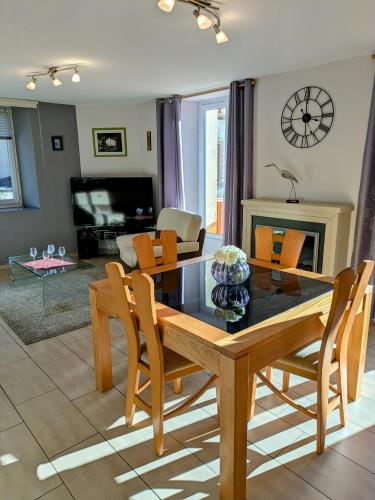 un salon avec une table et des chaises de salle à manger dans l'établissement Appartement 6 pers, centre-ville- T3, 90m2, à Briançon