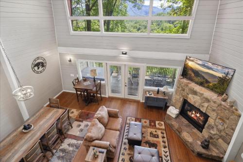 ガトリンバーグにあるSouthern Oak at Chalet Village - 5 Minutes from Gatlinburg and National Parkの石造りの暖炉付きのリビングルームの上から見渡せます。