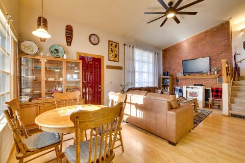 Μια τηλεόραση ή/και κέντρο ψυχαγωγίας στο Wisconsin Cabin with ATV Trails, Near Lake Arbutus!