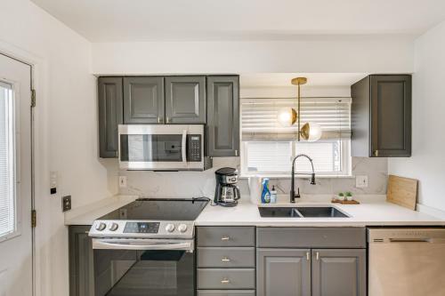 Η κουζίνα ή μικρή κουζίνα στο Trendy Birmingham House with Laundry Amenities!