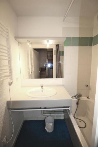 une salle de bain avec un lavabo, un miroir et une baignoire dans l'établissement Chalets De La Vanoise - CHALETS DE LA VANOISE - CV5205 MAE-4614, à Villarodin-Bourget
