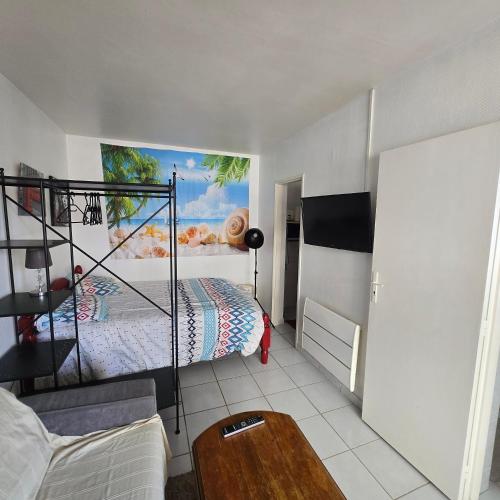 - une chambre avec un lit à baldaquin sur le mur dans l'établissement Studio face au bassin plein centre d arcachon, à Arcachon