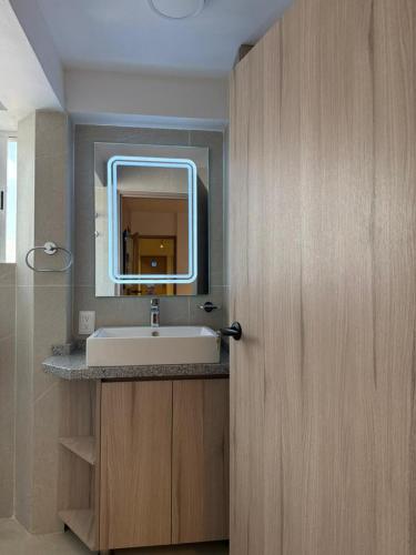 a bathroom with a sink and a mirror at Increíble Suite Céntrica Aire Acondicionado S2 in Casa Blanca La Corregidora