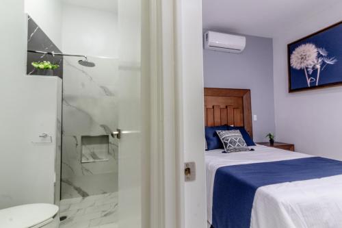 Ένα ή περισσότερα κρεβάτια σε δωμάτιο στο Elegante Suite en el Centro de Zapotlanejo 204