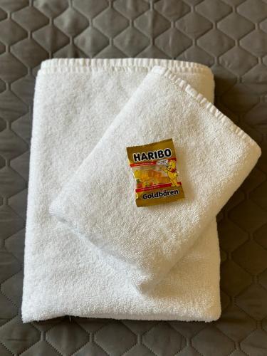 a white napkin with a packet of salsa on it at bella casa - Business&Family - 200m zum Schloßeingang, Parkplatz, SmartTV, Netflix, Waschmaschine, 24h Checkin, 41qm, WLAN in Ludwigsburg