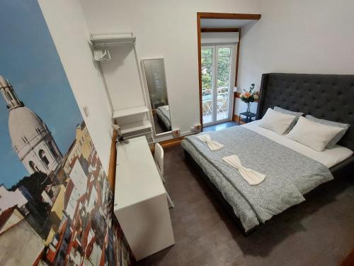 a bedroom with a bed with two white towels on it at Parque Eduardo VII in Lisbon