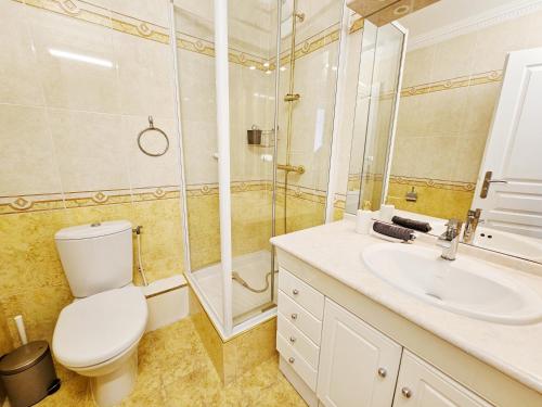 une salle de bain avec toilettes, lavabo et douche dans l'établissement Apt vue panoramique parking free, à Paris