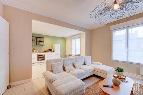 un salon avec un canapé et une table dans l'établissement Appartement avec chambre proche Gare et wifi fibre, à Saint-Pierre-des-Corps