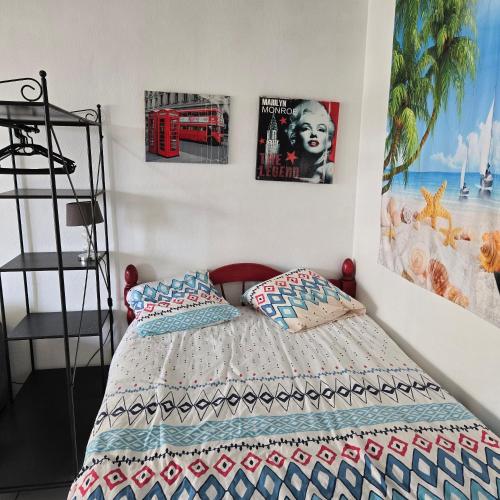 une chambre avec un lit avec deux oreillers dessus dans l'établissement Studio face au bassin plein centre d arcachon, à Arcachon