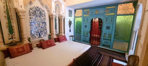 a room with a bench in a room with colorful walls at Dar Ben Jemia- Sidi Bou Saïd in Sidi Bou Saïd