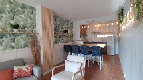 une cuisine avec une table et des chaises et une cuisine avec un comptoir dans l'établissement L' ABRI-CÔTIER, à Cassis