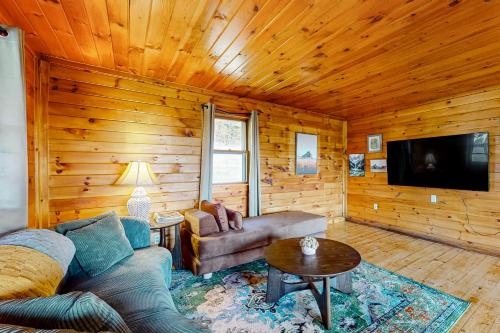 Μια τηλεόραση ή/και κέντρο ψυχαγωγίας στο Whispering Pines Retreat