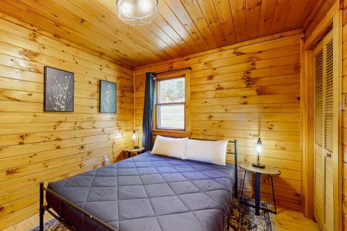 Ένα ή περισσότερα κρεβάτια σε δωμάτιο στο Whispering Pines Retreat