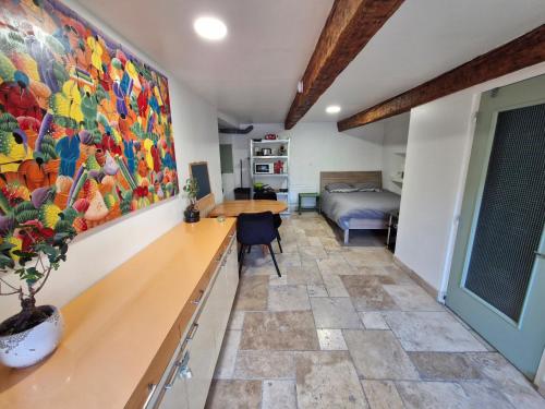 une chambre avec un grand tableau sur le mur dans l'établissement Charmant studio, à Agde