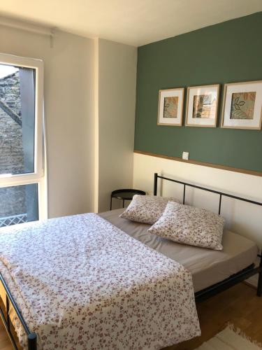 a bedroom with a bed and a window at Petite Maison in Hoenheim