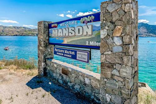 a sign for the welcome to wimbledon sign on a stone wall at Manson Hideaway in Manson