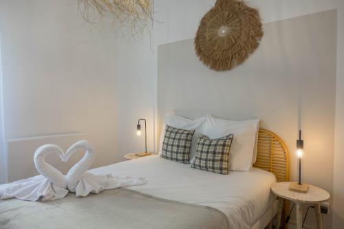 - une chambre avec un lit à la décoration cardiaque dans l'établissement Orléans - Appartement T2 avec parking privé - Douce Harmonie, à Orléans